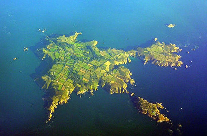 Zdjęcie lotnicze wyspy Sark. Photo by Peter Capper, used under Creative Commons license.