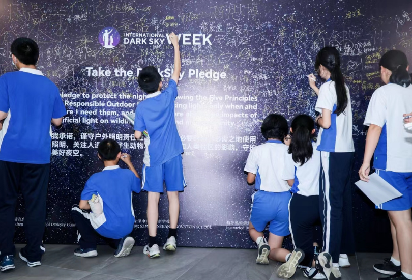 Students at Shenzhen Middle School sign the DarkSky pledge.